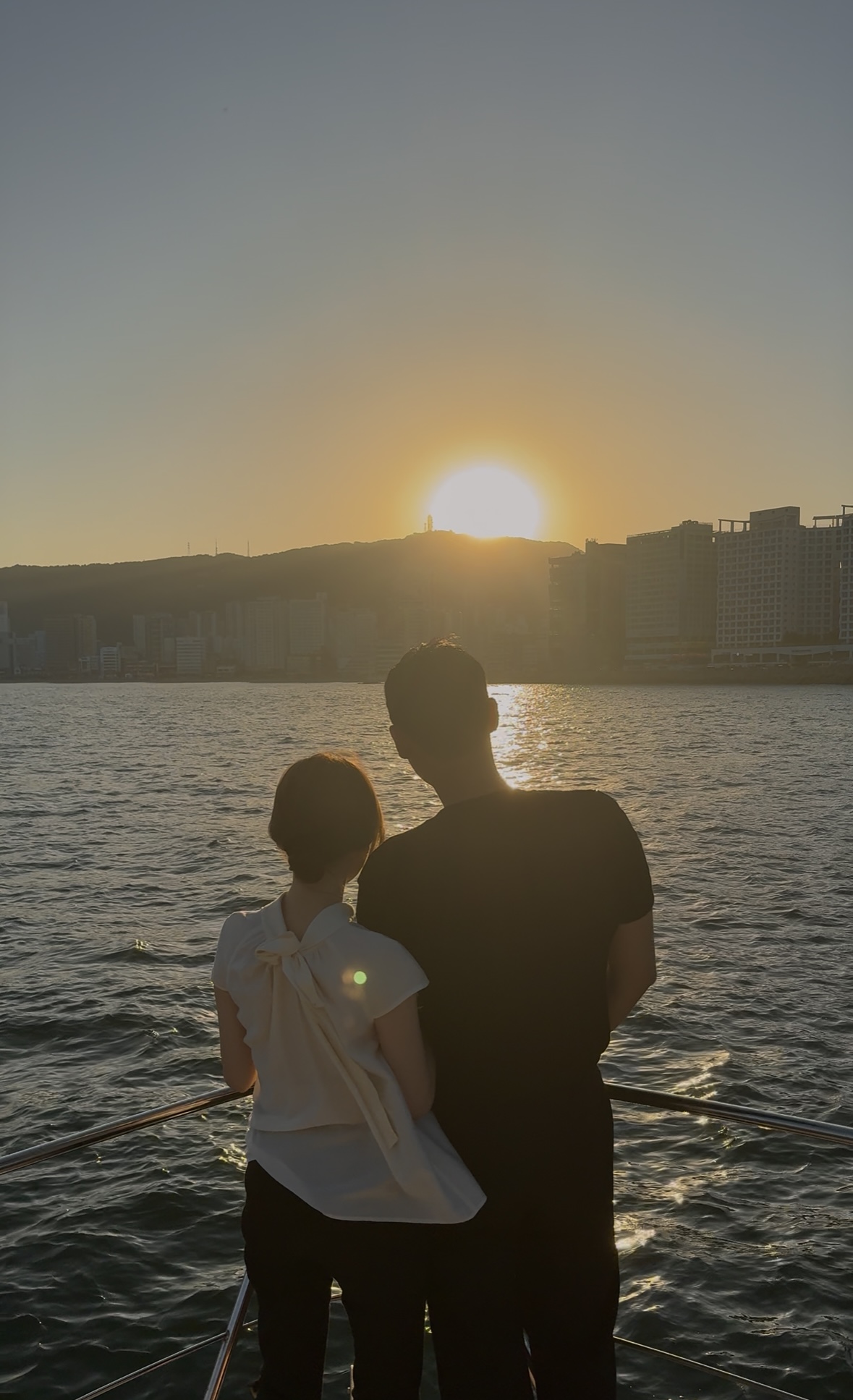 노을지는 바다에서 요트 투어