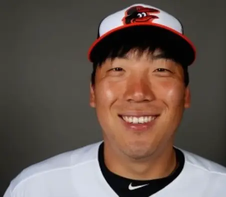 연금-흰유니폼을 입고 웃고있는김현수