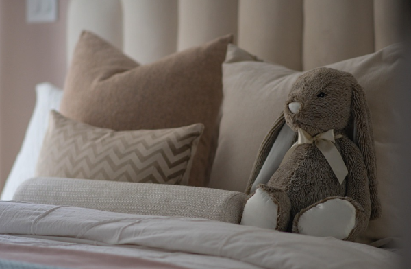 정서 발달과 안정감에 도움을 주는 아기 애착 인형, 침대에 놓인 토끼 인형 사진