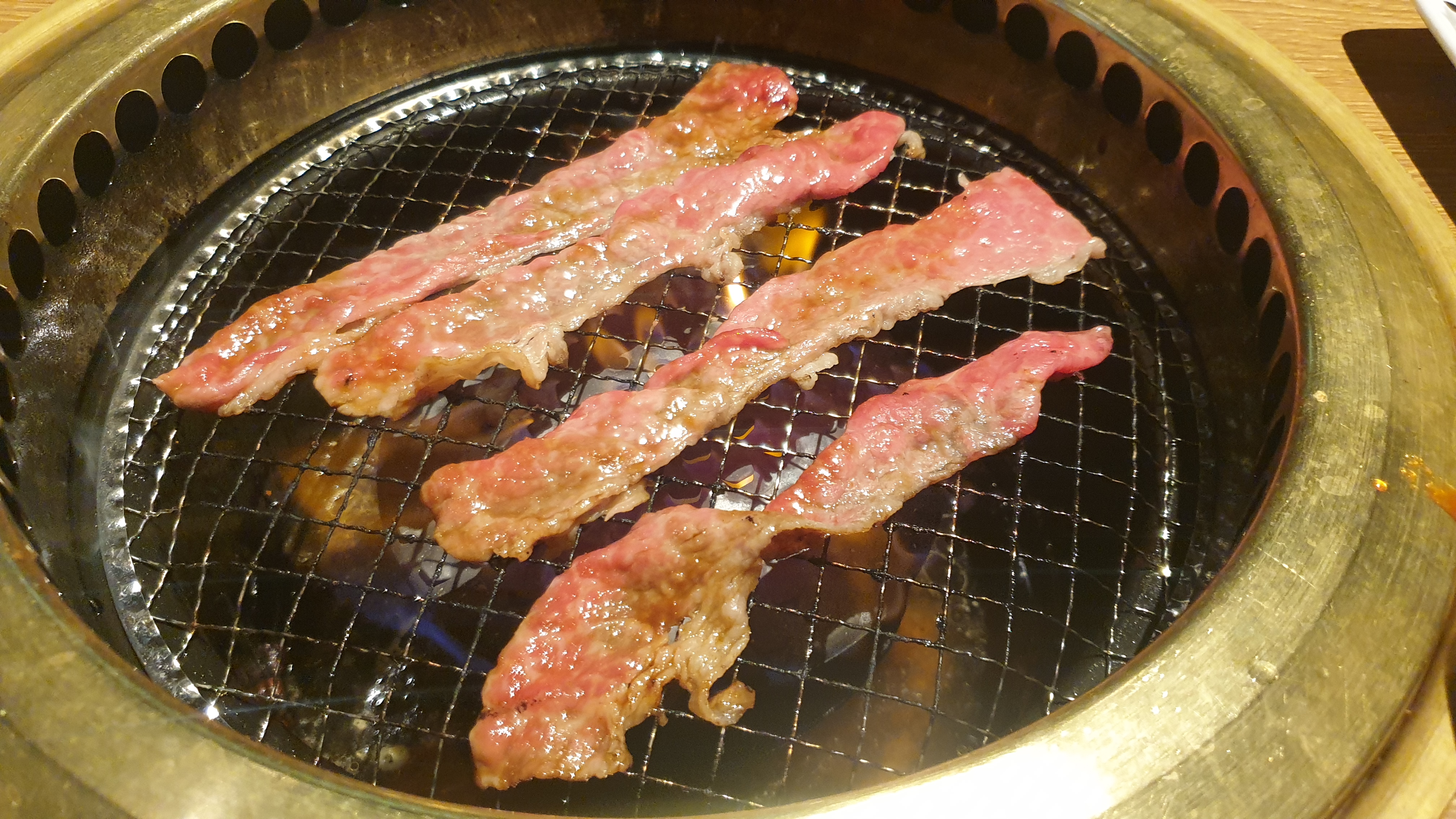 재팬비프센터 테이블 고기를 굽고 있는 모습