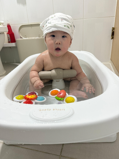 접이식 욕조안에 목요의자 앉아 있는 사진