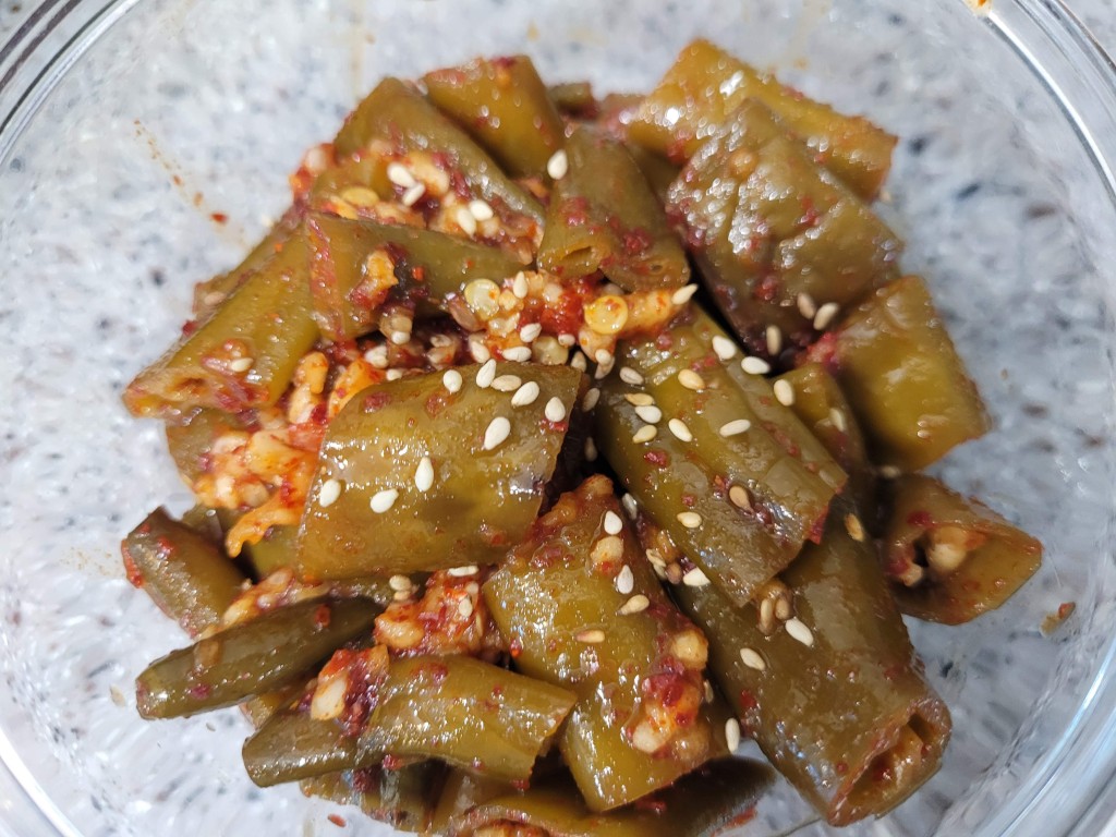 들기름으로 무쳐 윤기 나는 고추 장아찌 무침과 깨가 뿌려진 모습