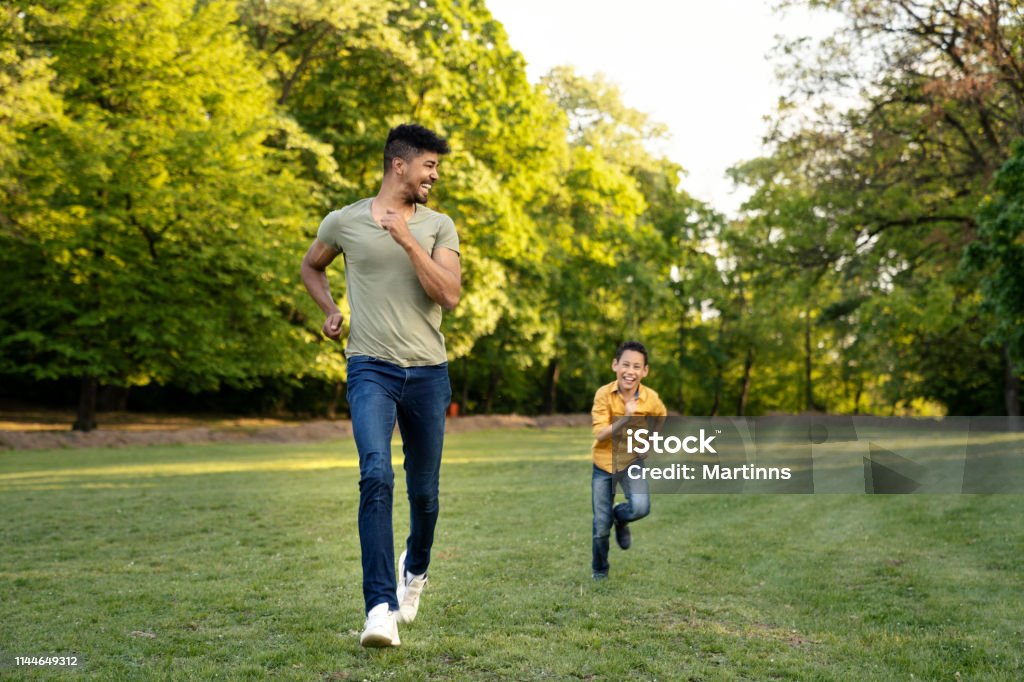 아빠와 아들이 뛰는 모습 사진