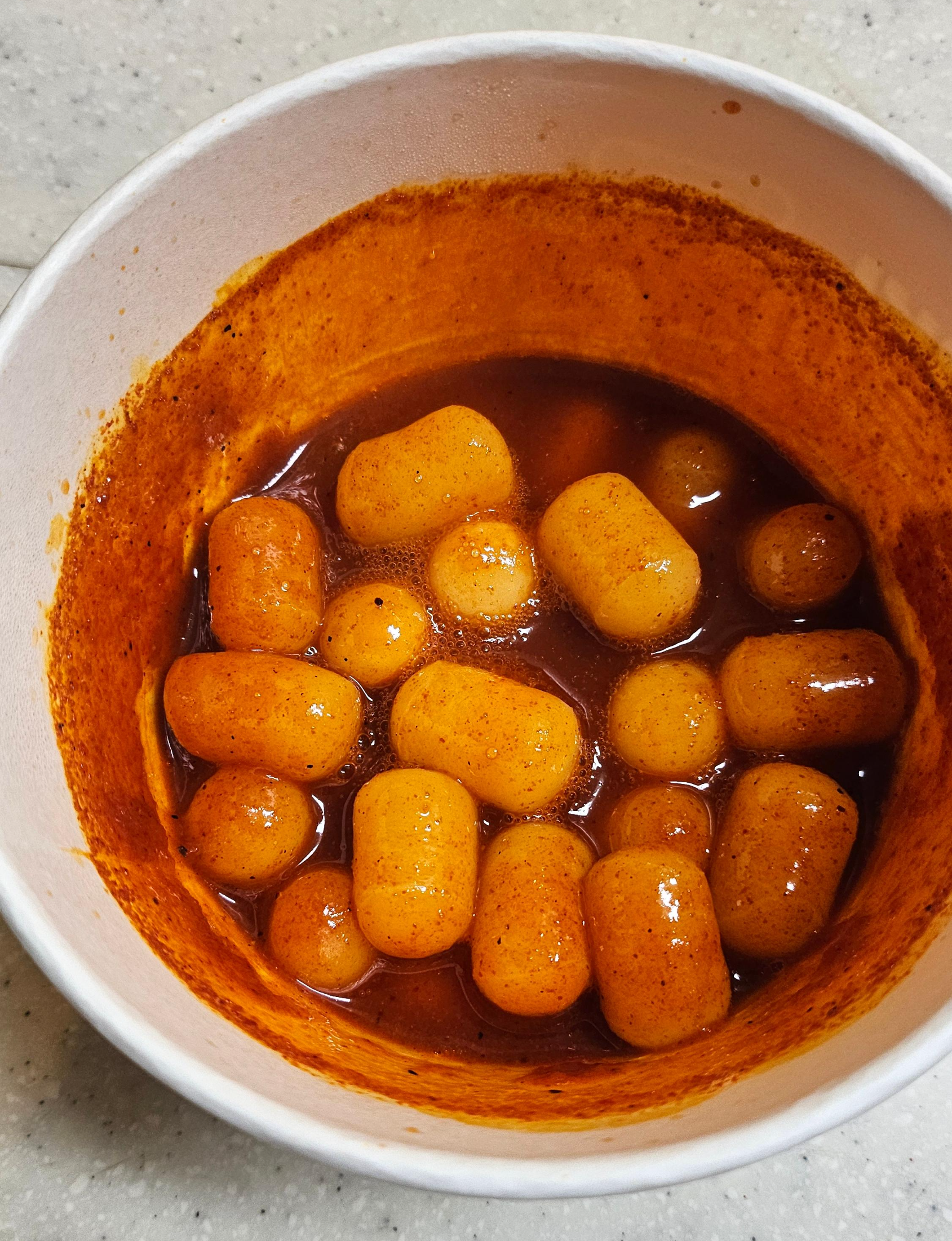 윤기가 흐르는 빨간 양념의 오리지널 매콤달콤 떡볶이가 완성된 모습.