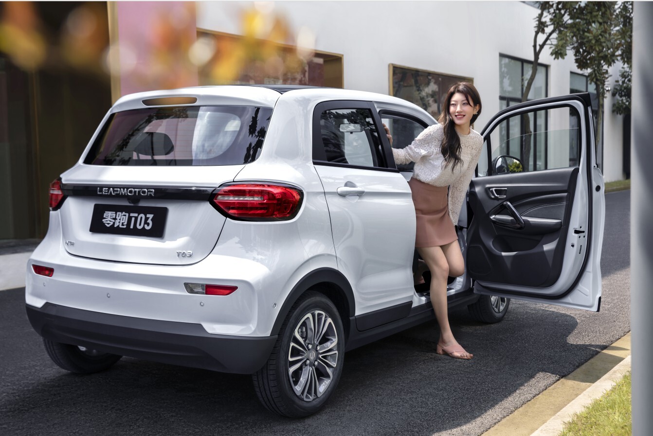 Leapmotor T03 전기 자동차
Leapmotor 로고
지역:

Leapmotor T03 전면
Leapmotor T03 측면
Leapmotor T03 후면
Leapmotor T03 인테리어
추가 정보:

이미지는 Leapmotor T03 전기 자동차를 보여줍니다.
차량은 파란색 도색으로 되어 있으며, Leapmotor 로고가 앞면과 뒷면에 있습니다.
이미지에는 차량의 전면, 측면, 후면 및 인테리어가 보여집니다.