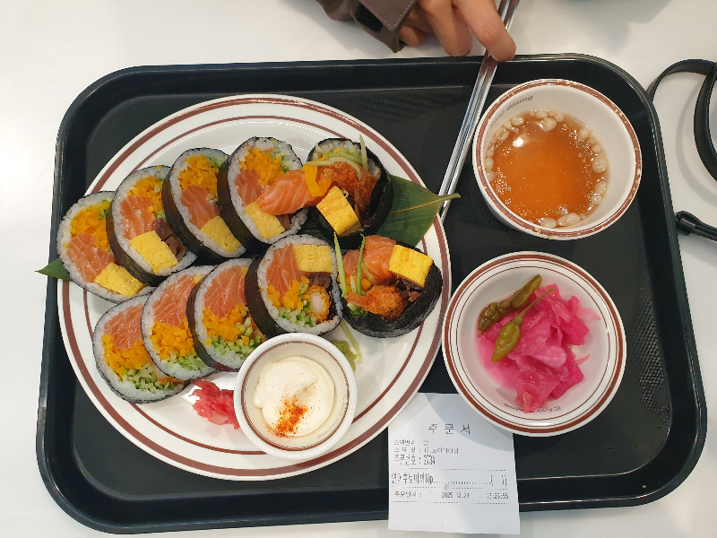 참치와 튀김 그리고 계란을 김으로 커다랗게 감싼 후토마키