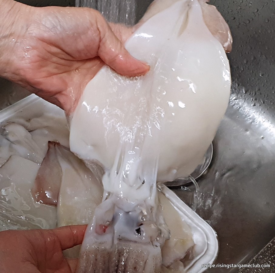 맛있는 오징어볶음을 만들기 위해 오징어 몸통과 다리를 분리하는 사진