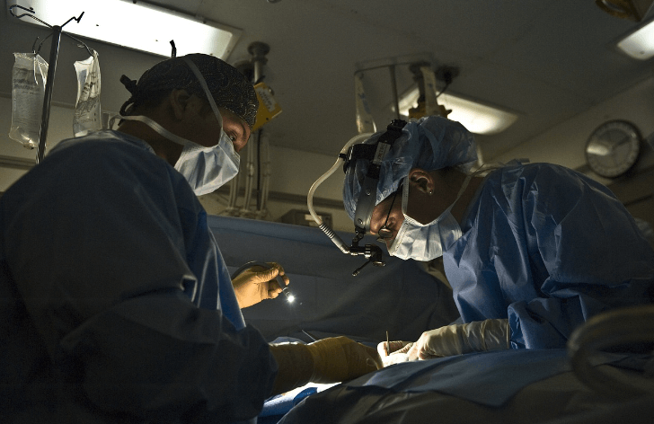 병원 수술실에서 의사가 수술하고 있는 장면