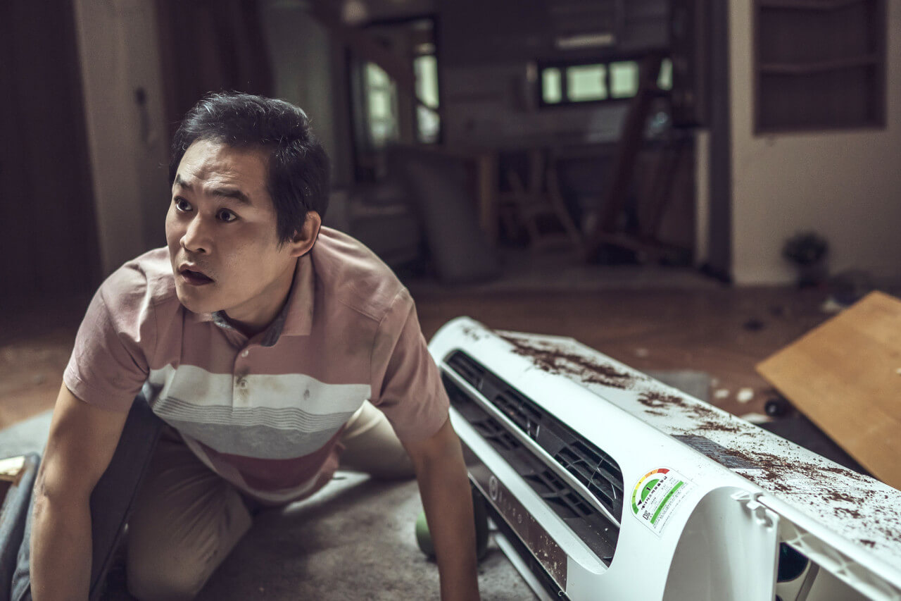 에어컨이 쓰러진 집에 엎드려 있는 박동원
