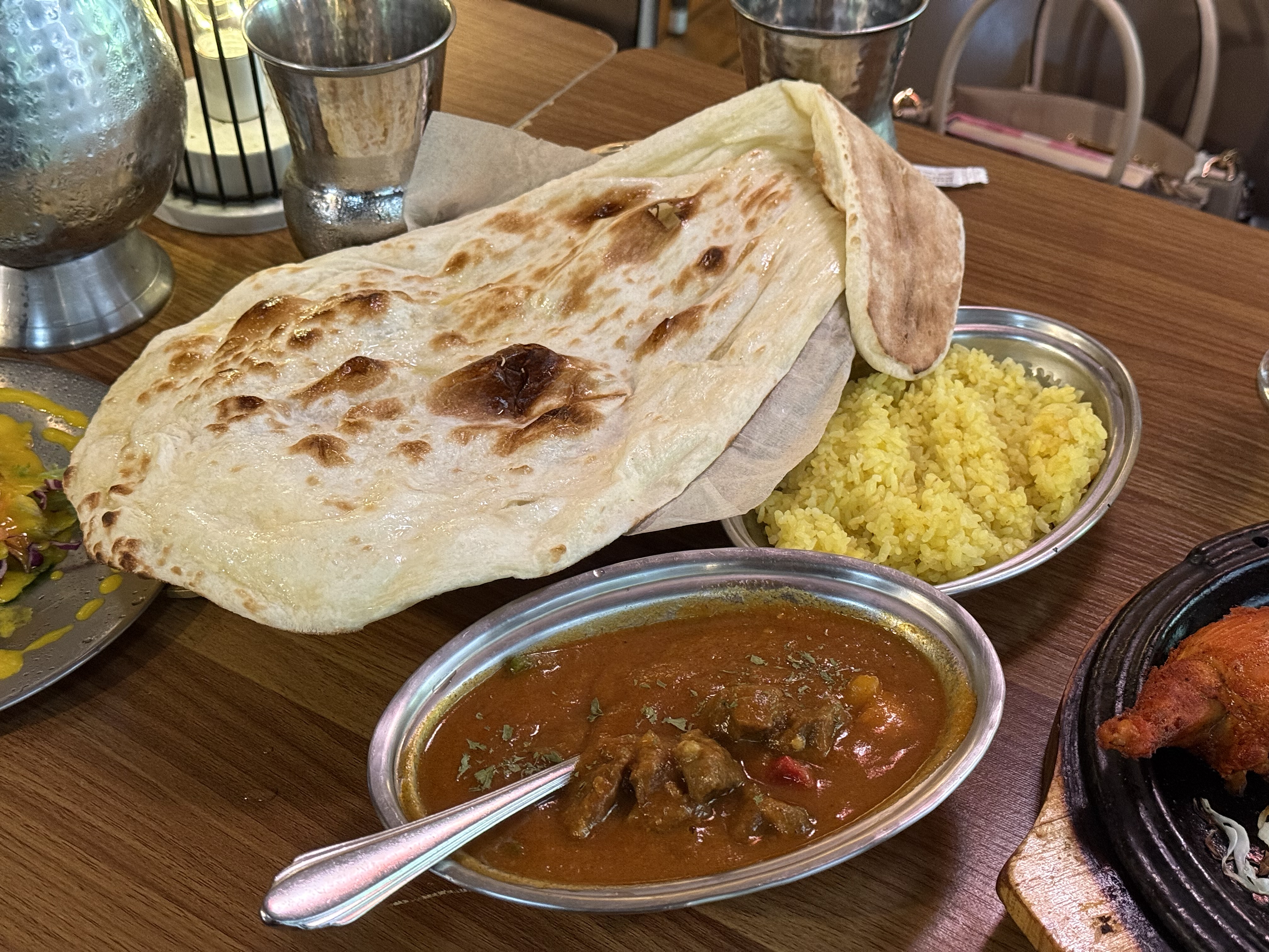 예티 커리와 버터 난 그리고 샤프란 밥