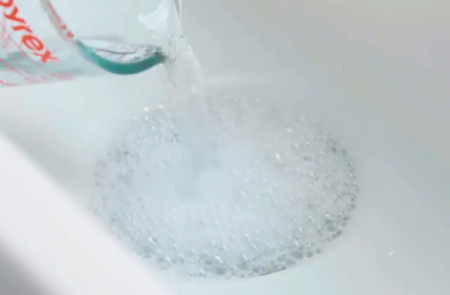 세면대 물이 잘 안내려가요 세면대 배수구 막힘 뚫기 중화작용