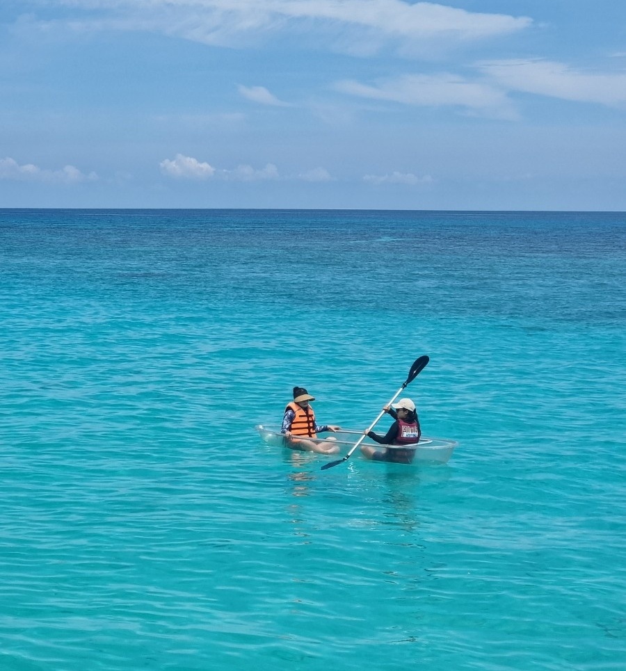 호핑 투어 해변에서의 작은 배 타보는 이미지