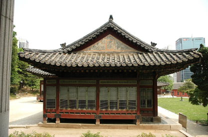 덕수궁의 본래 이름은 경운궁이다