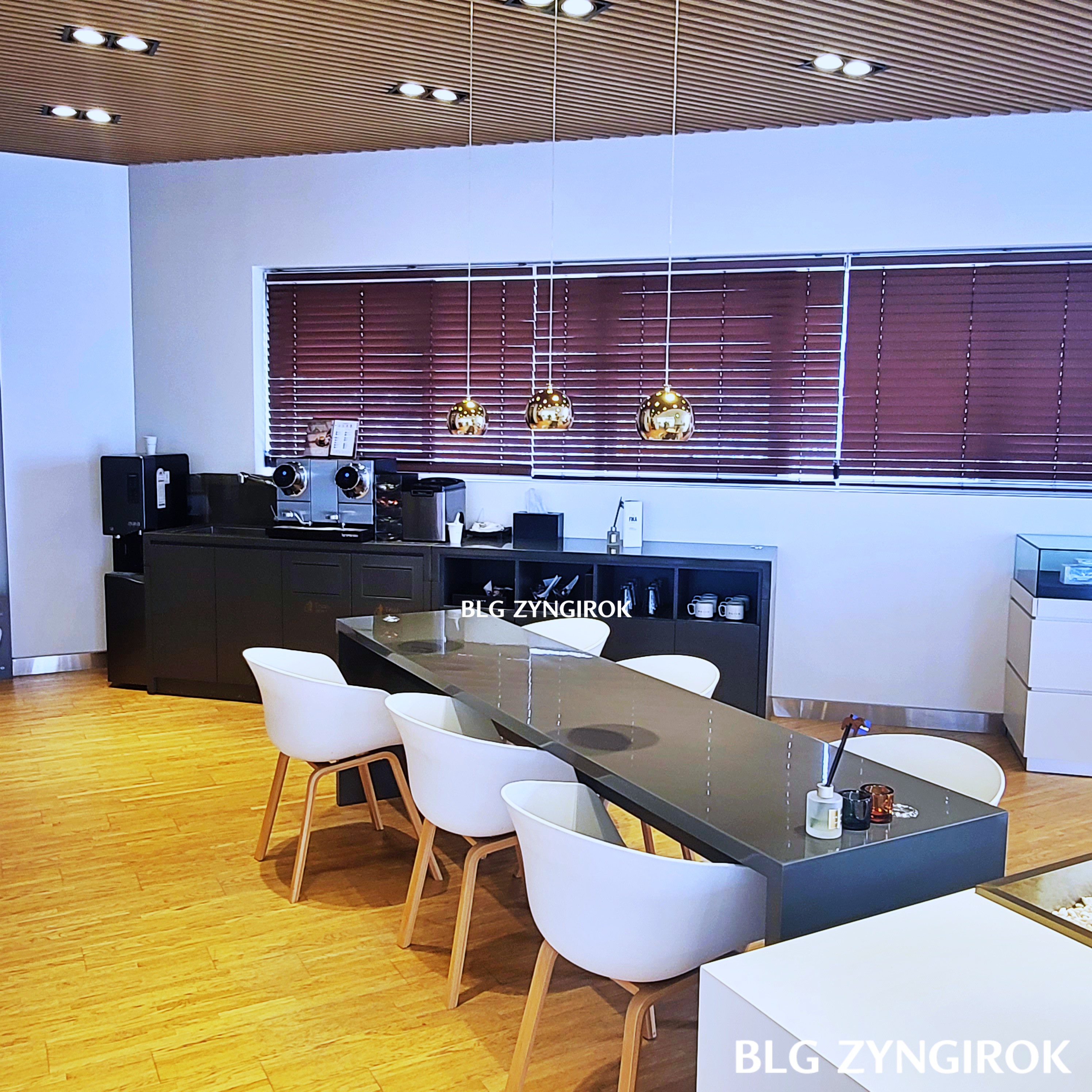 볼보 전시장 내에 카페테리아가 준비돼 있다.