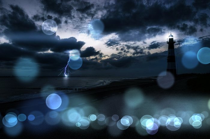 바닷가에 번개치는 사진