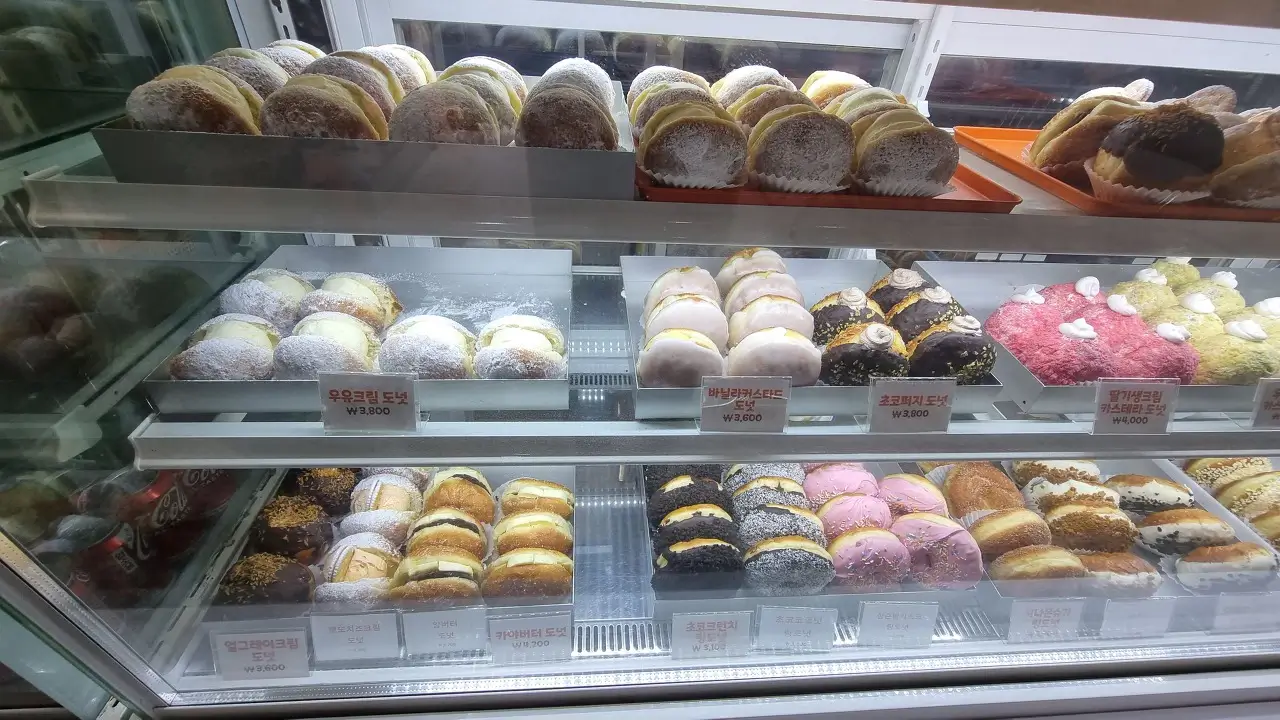 우유크림 도넛과 다양한 종류의 도넛