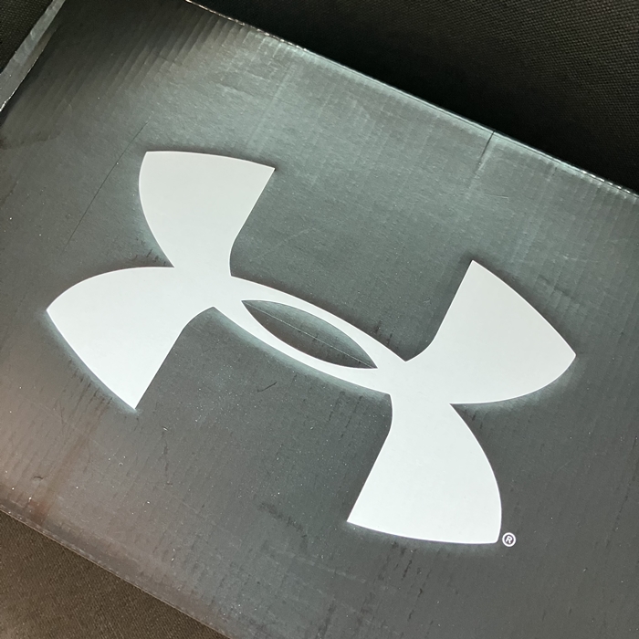 언더아머 로고가 인쇄된 검은색 신발 박스 상단 클로즈업