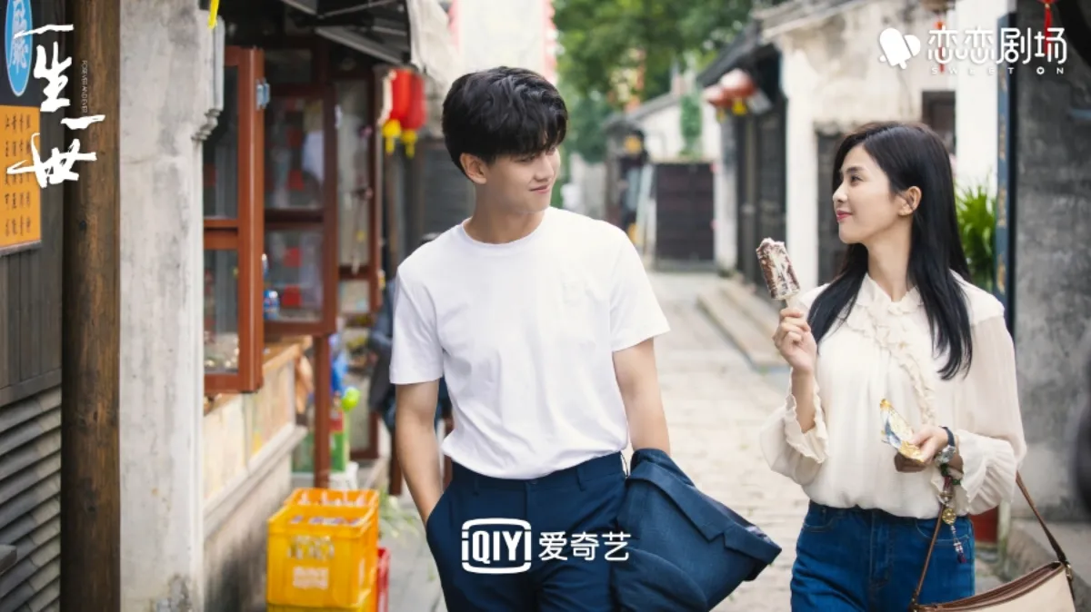 아이스크림-먹고있는-시의-바라보는-주생진