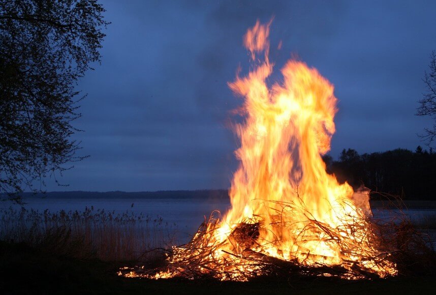 장작에 불이 타는 모습