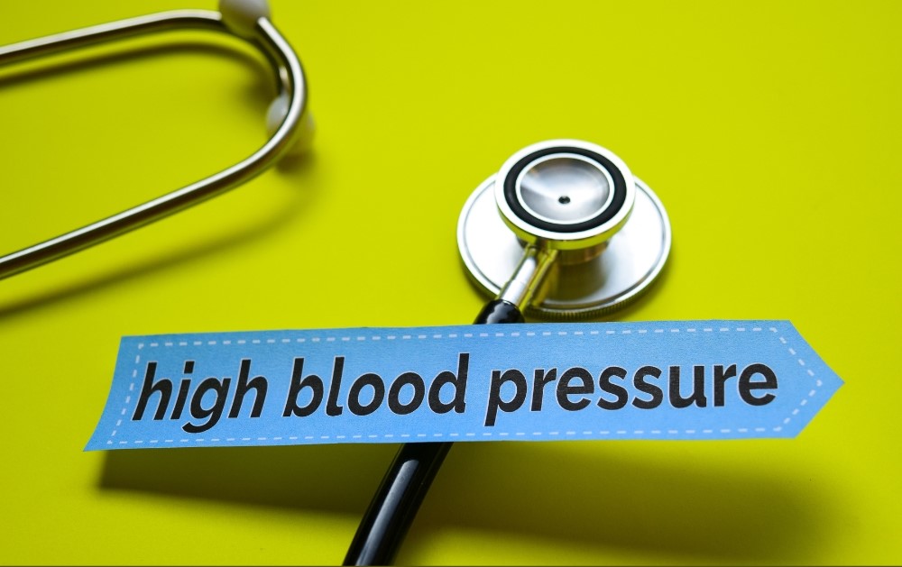 청진기와 고혈압 텍스트 라벨 - 혈압 낮추는 식단 가이드를 위한 의료 컨셉 이미지 via canva