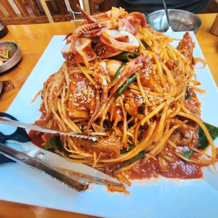 생방송투데이 인천 소래포구 높이만 25cm 산더미 뼈탑 감자탕 맛집