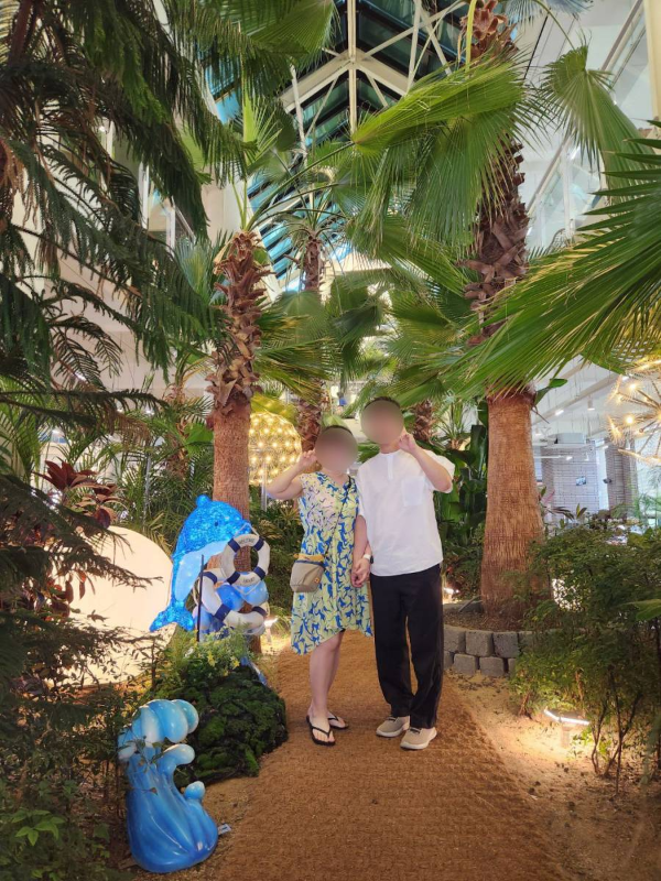 아웃팅스 2층 야자수 가운데