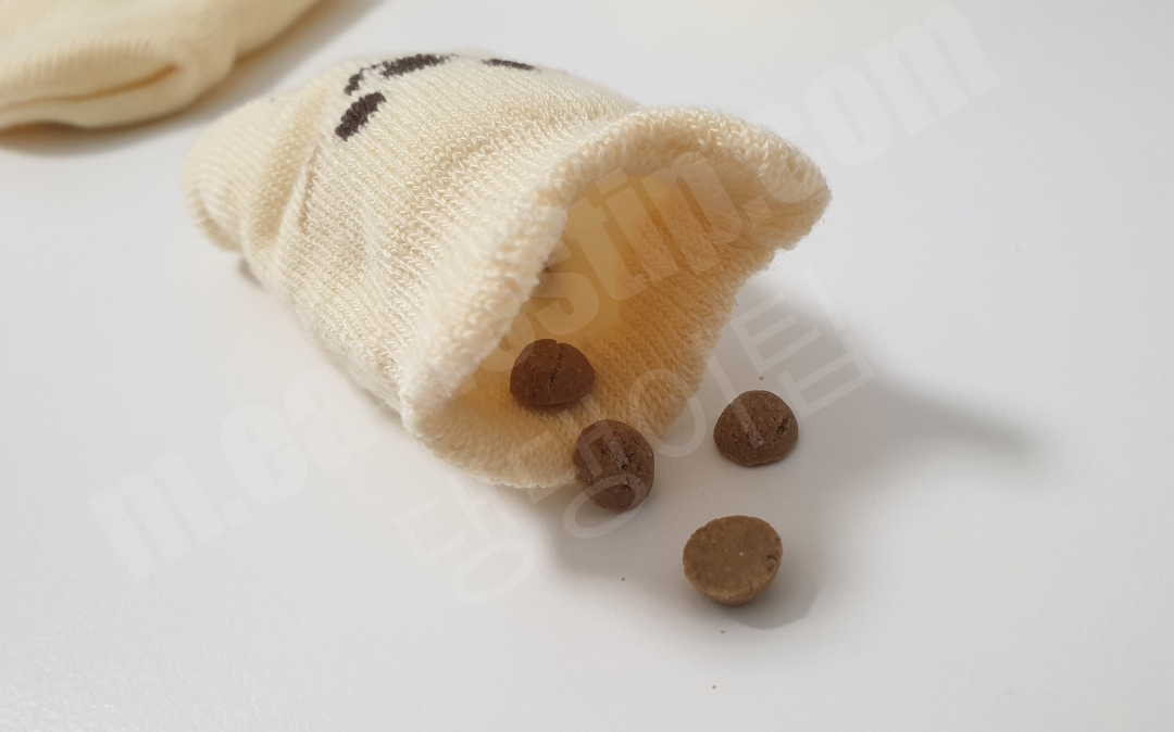 의자 발커버 안에 강아지 간식 넣기