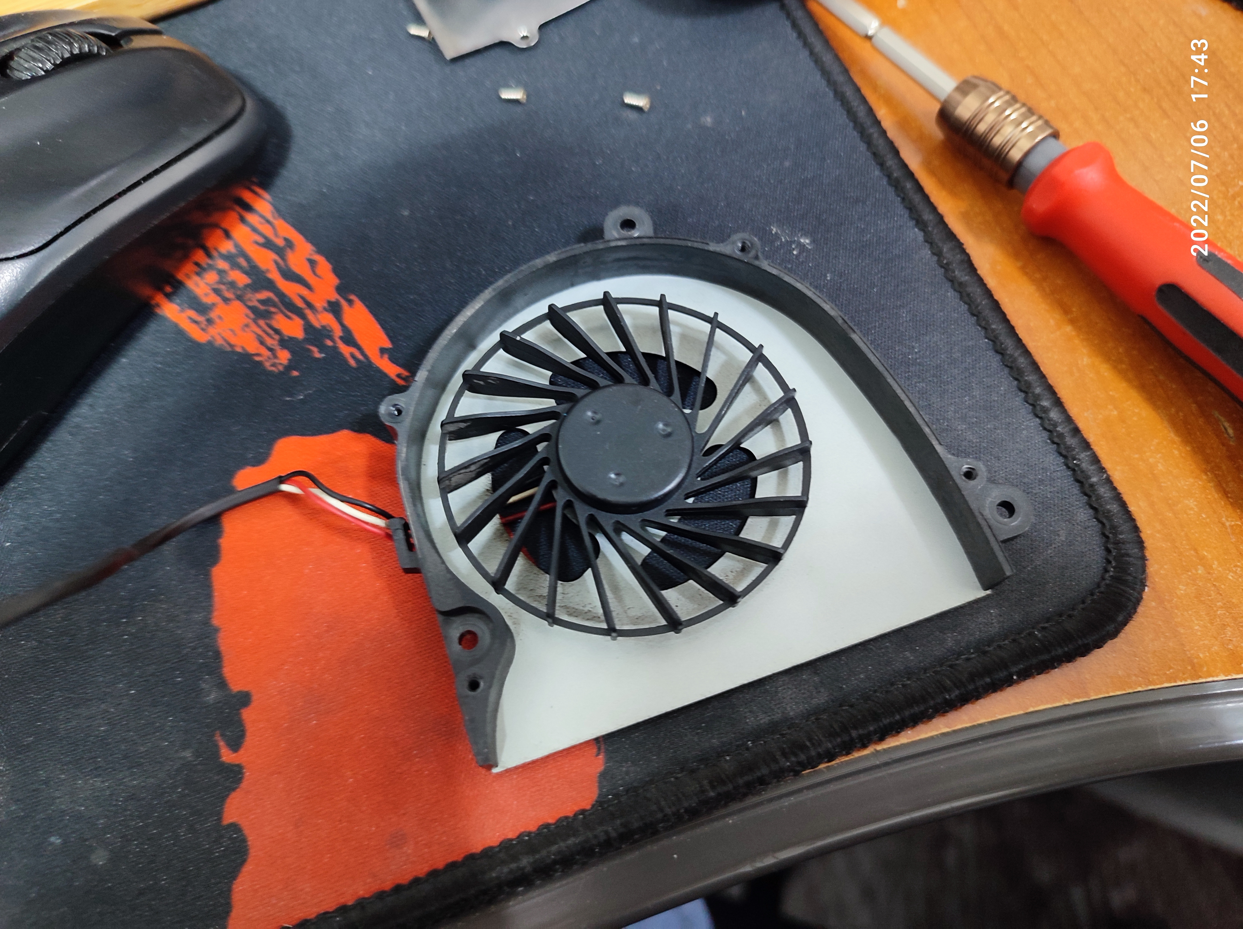 그래서 아예 그냥 철판을 제거하고 팬을 달아봤는데 의외로 조용하고 온도가 높아도 노트북을 못 쓸 정도는 아닙니다.