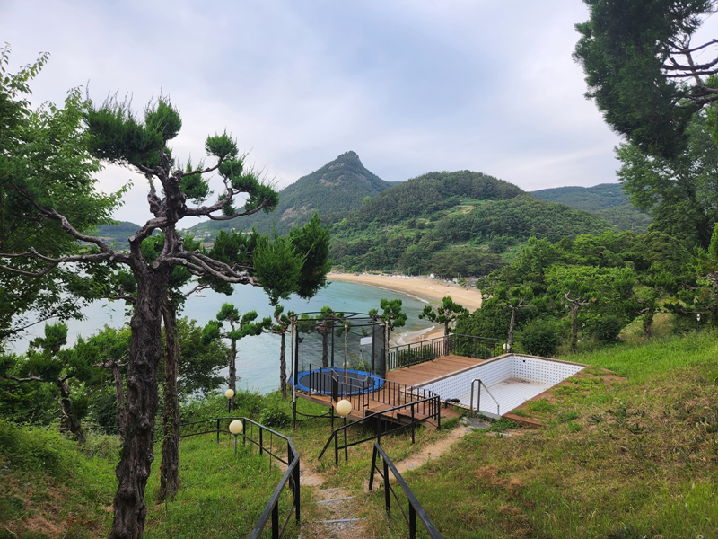 작은-수영장과-방방