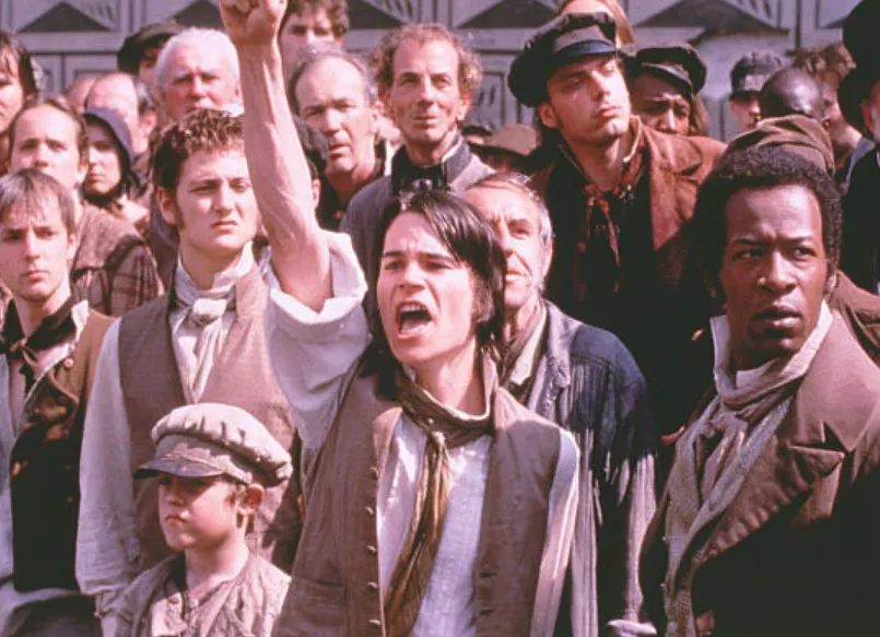 광장에 모여 외치는 혁명가들의 모습