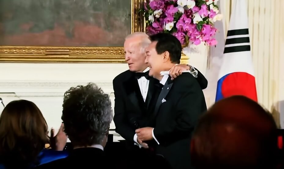 노래 부른뒤 바이든이 손을 잡고 어깨동무를 하는 사진