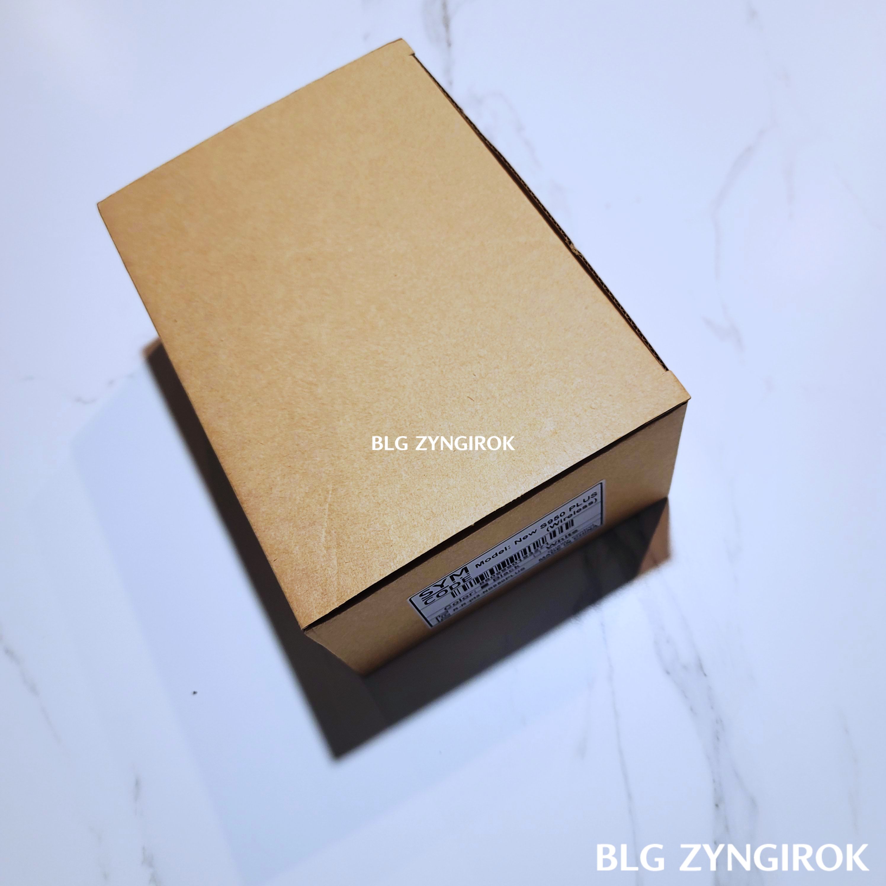 심코드-바코드-스캐너-박스가-놓여있다.