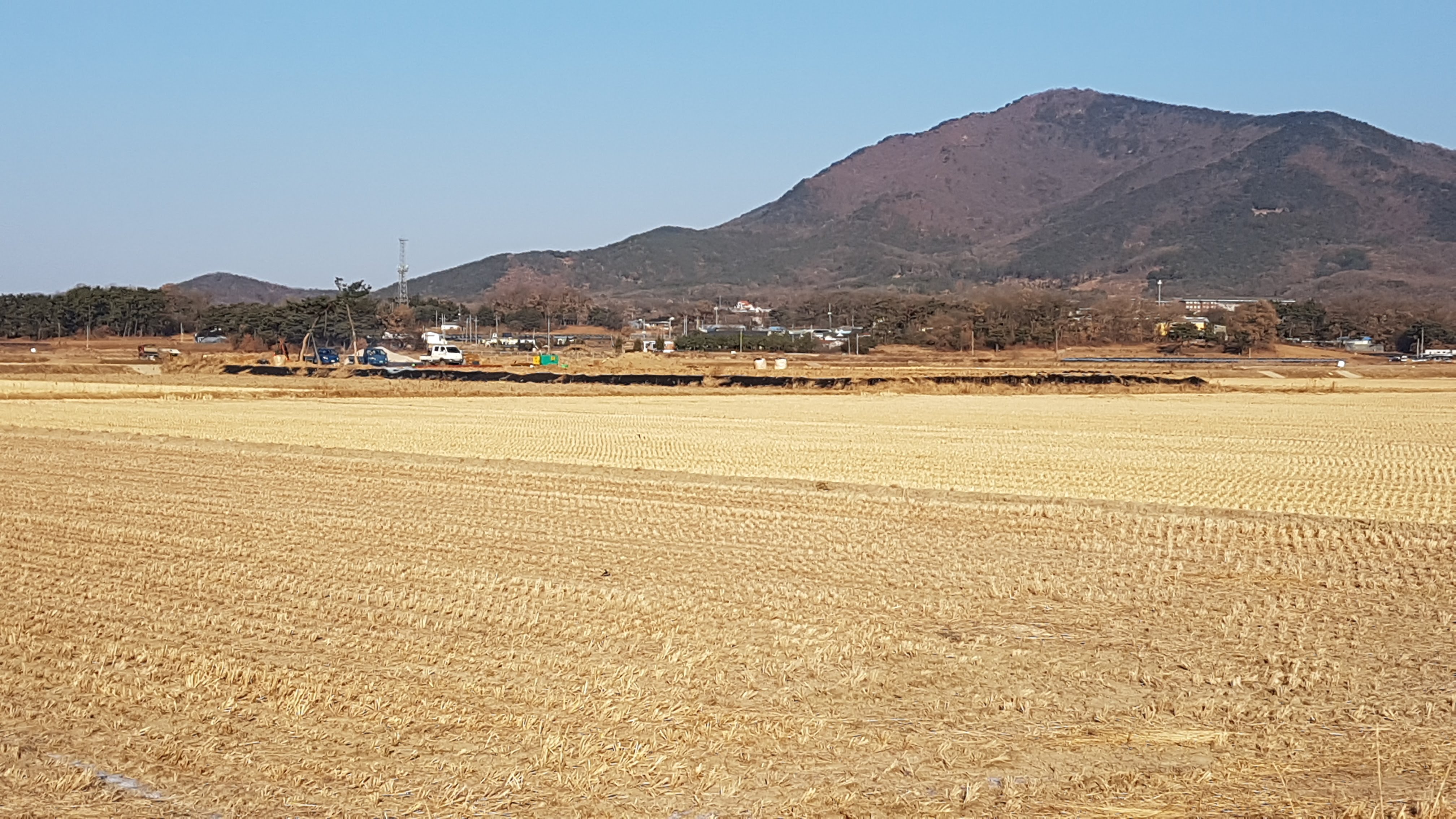 추수가 끝난 들판과 멀리 보이는 산