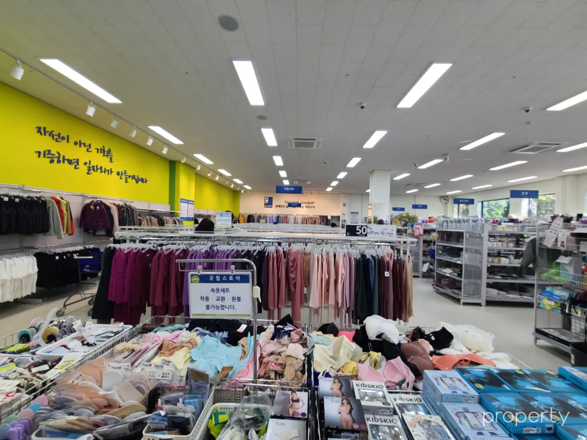 굿윌스토어-매장전체-다양한물품이진열된