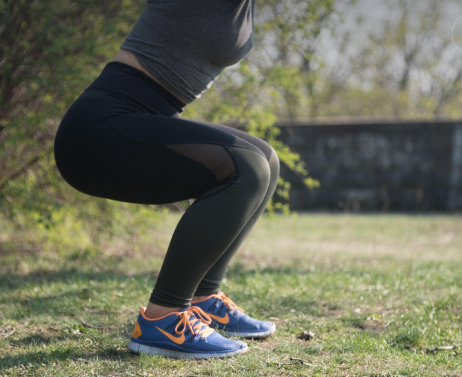 스쿼트 운동하는 사진