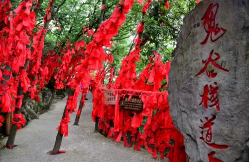 붉은-표식이-가득한-천문산-명소-귀곡잔도