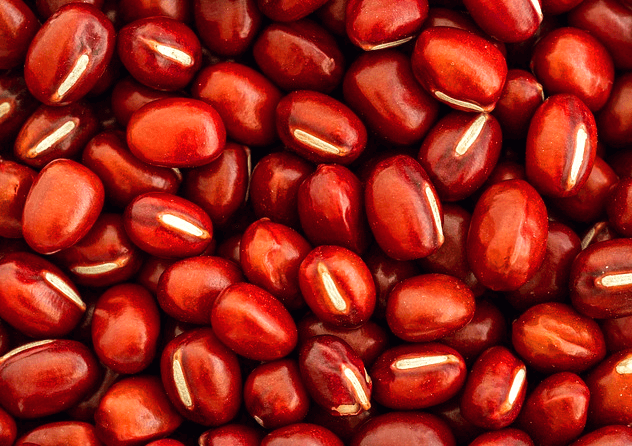 붉은색의 작은 팥들이 수북하게 쌓여있다.