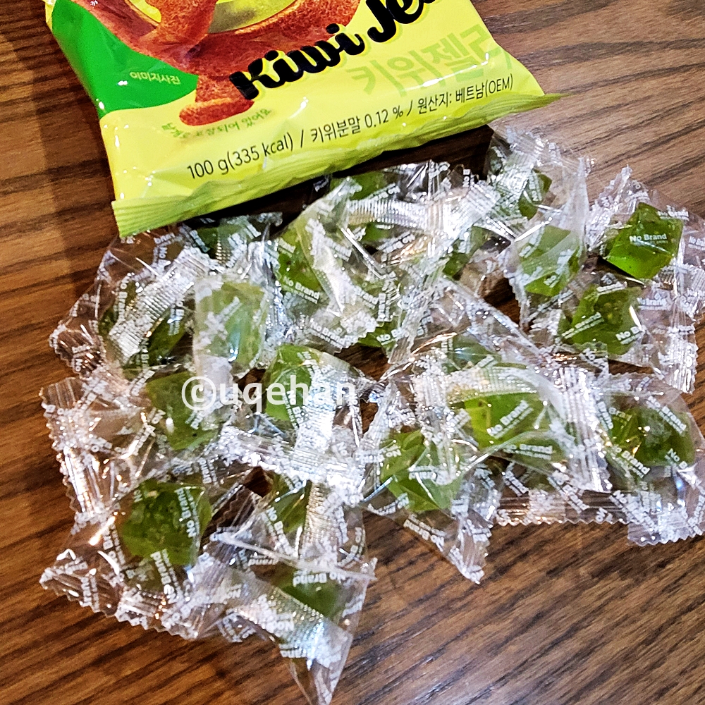 노브랜드 키위 젤리 제품 포장과 내용물이 놓여져 있다. 100g 에 335칼로리라고 쓰여있다.