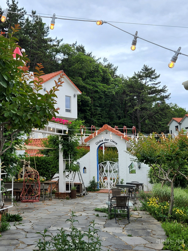 아기자기한-정원이-있는-건물