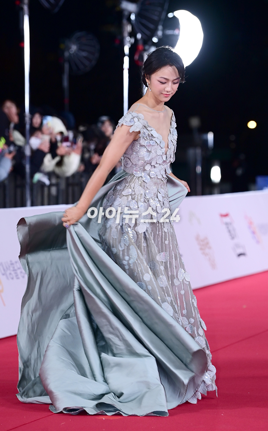 배우 탕웨이가 24일 오후 서울 영등포구 여의도 KBS홀에서 진행된 제44회 청룡영화상 레드카펫 행사에 참석하고 있다. [사진=정소희 기자]