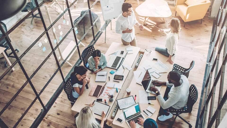 사무실에서 회의하는 모습