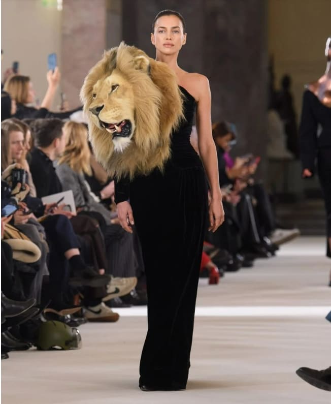 야생동물 디자인 가운 선보인 '파리패션위크 오뜨꾸뛰르 쇼' VIDEO:Wild animal heads decorate gowns at Schiaparelli couture show