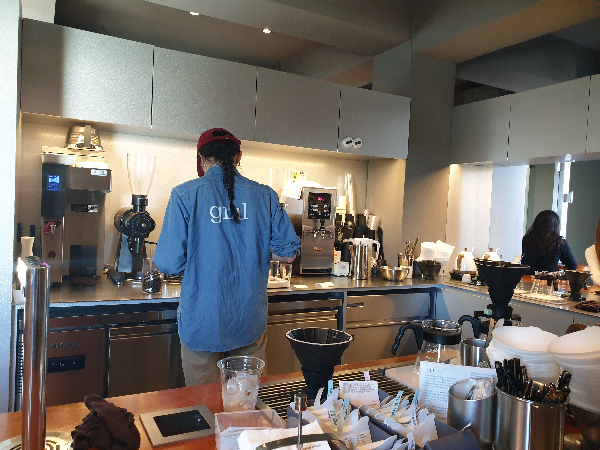 바리스타의 뒷모습. 각종 머신들이 보인다.