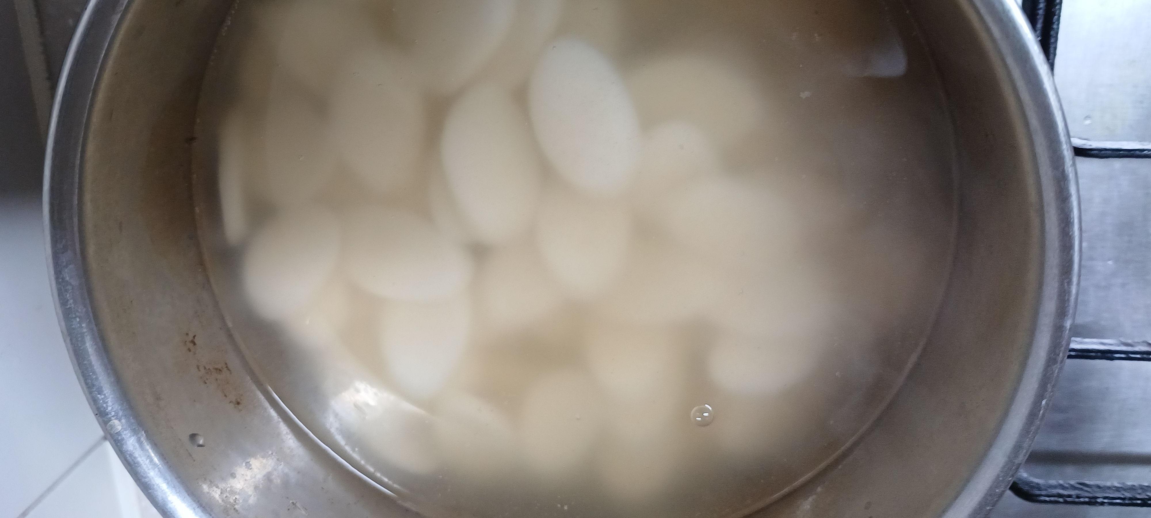 끓는 물에 떡국떡 넣기