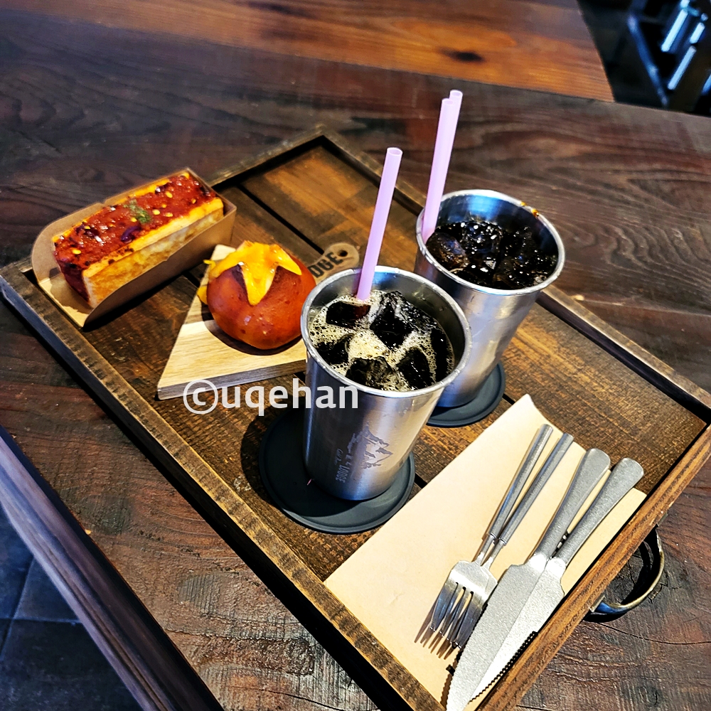 양주 대형 베이커리카페 럿지 주문한 음식들이다. 빵 2와 스텐레스 컵에 커피가 담겨져 있다. 휴지위에 나이프와 포크가 올려져 있따.