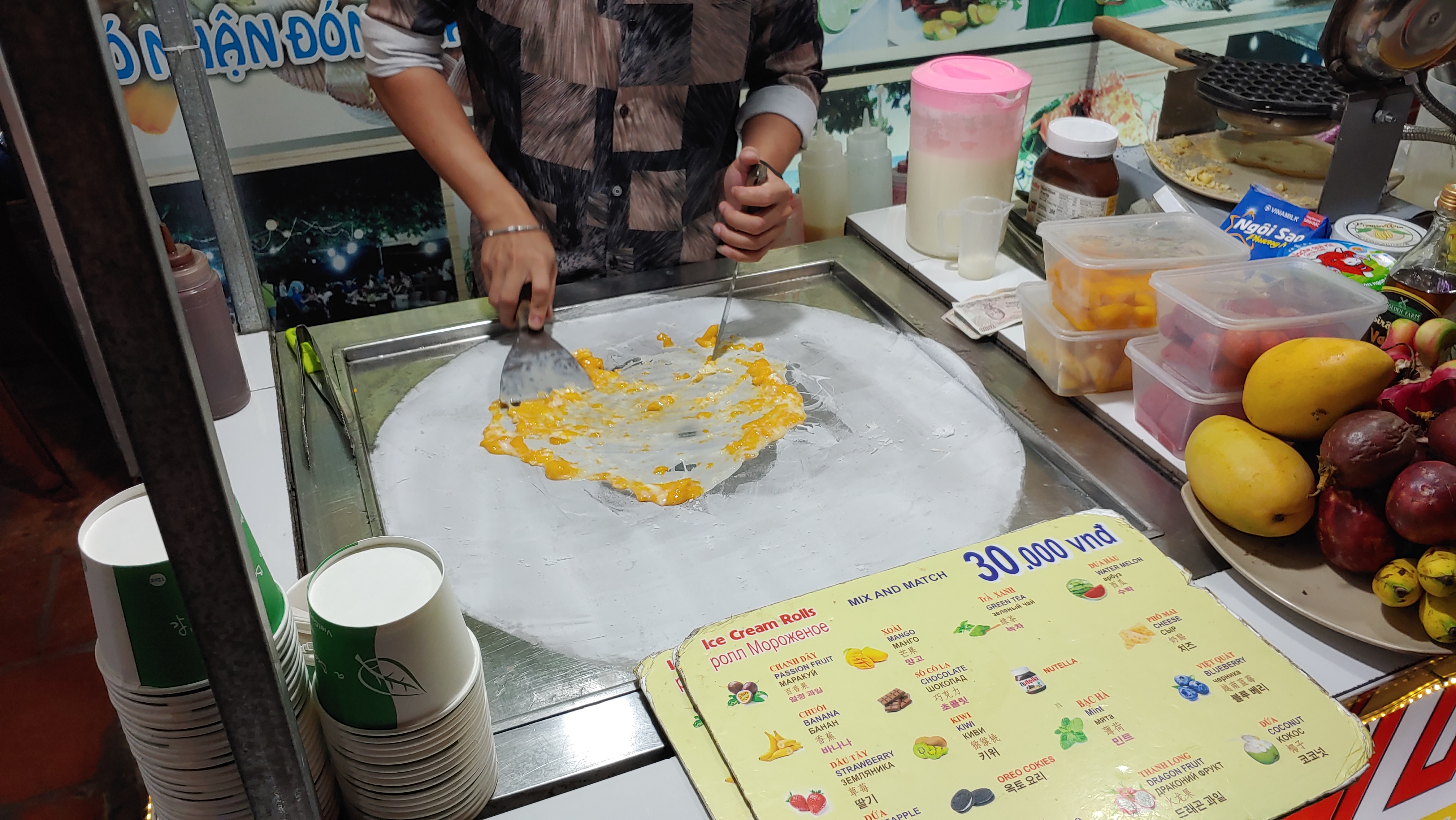 철판 망고 아이스크림을 만드는 모습