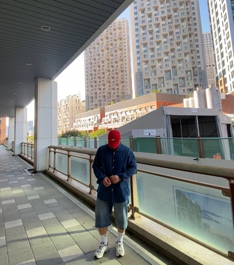 데일리룩(2025.9.21.)나이키 볼캡 헤리티지 86 퓨추라 워시드 레드, 폴로랄프로렌 코튼 샴브레이셔츠, 디미트리블랙 버뮤다 데님 하프팬츠, 나이키삭스, 아식스 젤 카야노 5G