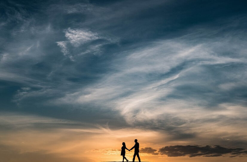 사랑하는 남녀가 손을 잡고 있는 사진