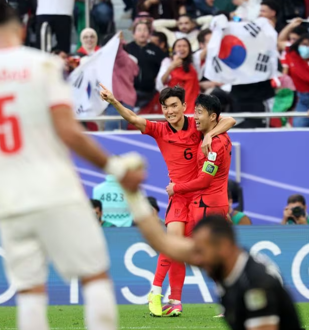 손흥민과 포옹하는 황인범