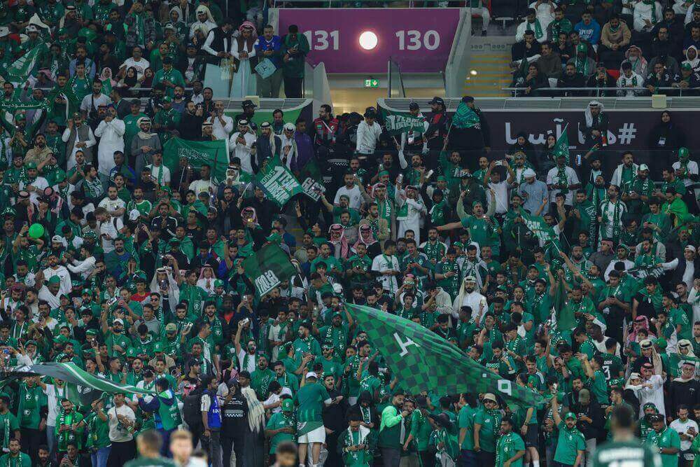 카타르 아시안컵 경기장을 가득 매운 녹색 깃발의 사우디 관중들